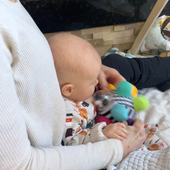 メリッサ・フランクリンのインスタグラム：「Nothing. I repeat, NOTHING, will prepare you for the first time you hear your child laugh. I am a puddle on the floor and I will never recover.   Special shout-out to Mimi for having that special giggly touch💕」