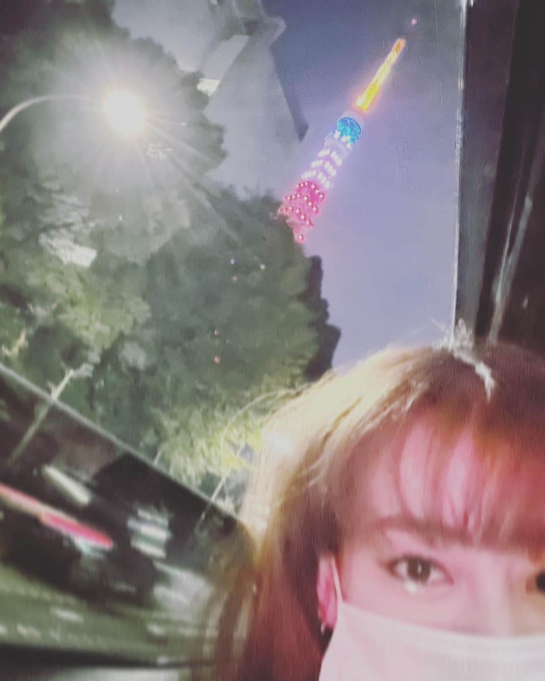 あびる優さんのインスタグラム写真 - (あびる優Instagram)「東京タワーとか満月とか何とか月食？とか、 忙しかったね🗼🌕 せっかくだから 移動中に必死に撮ったよ😂😊📲  #tokyo#tokyotower#東京タワー#🗼#✨#😴」11月20日 3時22分 - yuabiru74