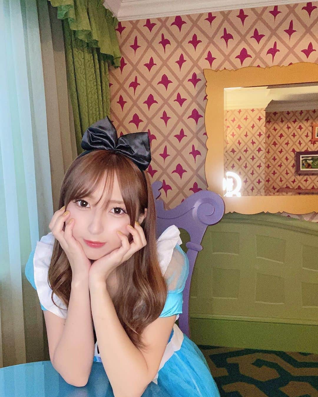 市川愛さんのインスタグラム写真 - (市川愛Instagram)「Disneyland Hotel🏨🎈  不思議の国のアリスルーム♥️♠️♦️♣️ アリスで🥳 かわいすぎでは？満喫  #disneylandhotel#disneyland#ディズニーランドホテル#ランホ#不思議の国のアリスルーム#アリスルーム#不思議の国のアリス##アリスコスプレ#ディズニーコーデ#ディズニーフォト#ディズニーホテル#夢の国🐭」11月19日 19時09分 - pkmnai