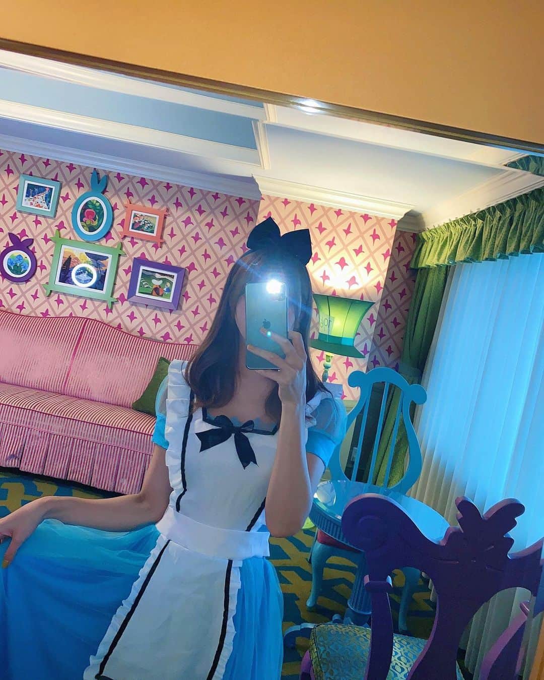 市川愛さんのインスタグラム写真 - (市川愛Instagram)「Disneyland Hotel🏨🎈  不思議の国のアリスルーム♥️♠️♦️♣️ アリスで🥳 かわいすぎでは？満喫  #disneylandhotel#disneyland#ディズニーランドホテル#ランホ#不思議の国のアリスルーム#アリスルーム#不思議の国のアリス##アリスコスプレ#ディズニーコーデ#ディズニーフォト#ディズニーホテル#夢の国🐭」11月19日 19時09分 - pkmnai