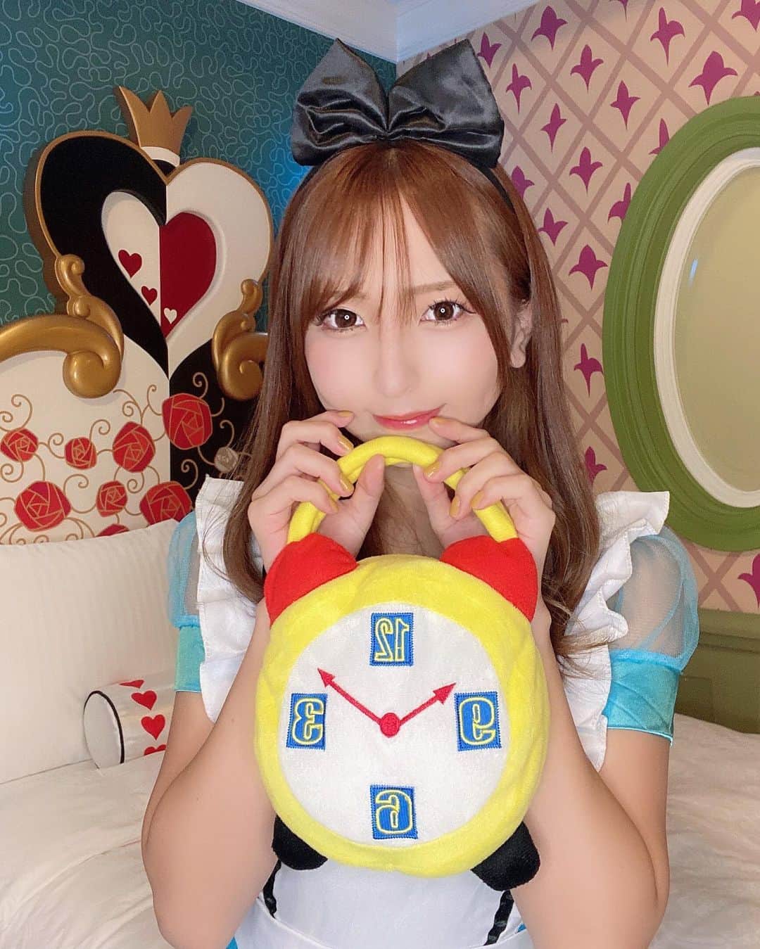 市川愛さんのインスタグラム写真 - (市川愛Instagram)「Disneyland Hotel🏨🎈  不思議の国のアリスルーム♥️♠️♦️♣️ アリスで🥳 かわいすぎでは？満喫  #disneylandhotel#disneyland#ディズニーランドホテル#ランホ#不思議の国のアリスルーム#アリスルーム#不思議の国のアリス##アリスコスプレ#ディズニーコーデ#ディズニーフォト#ディズニーホテル#夢の国🐭」11月19日 19時09分 - pkmnai