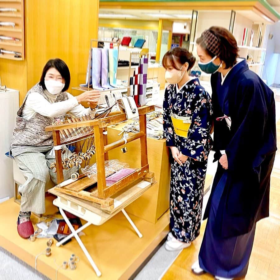 川原亜矢子のインスタグラム：「組紐の学び A demonstration of kumihimo . #kimono #nihonbashi #tokyo #着物 #帯締め #日本橋三越」