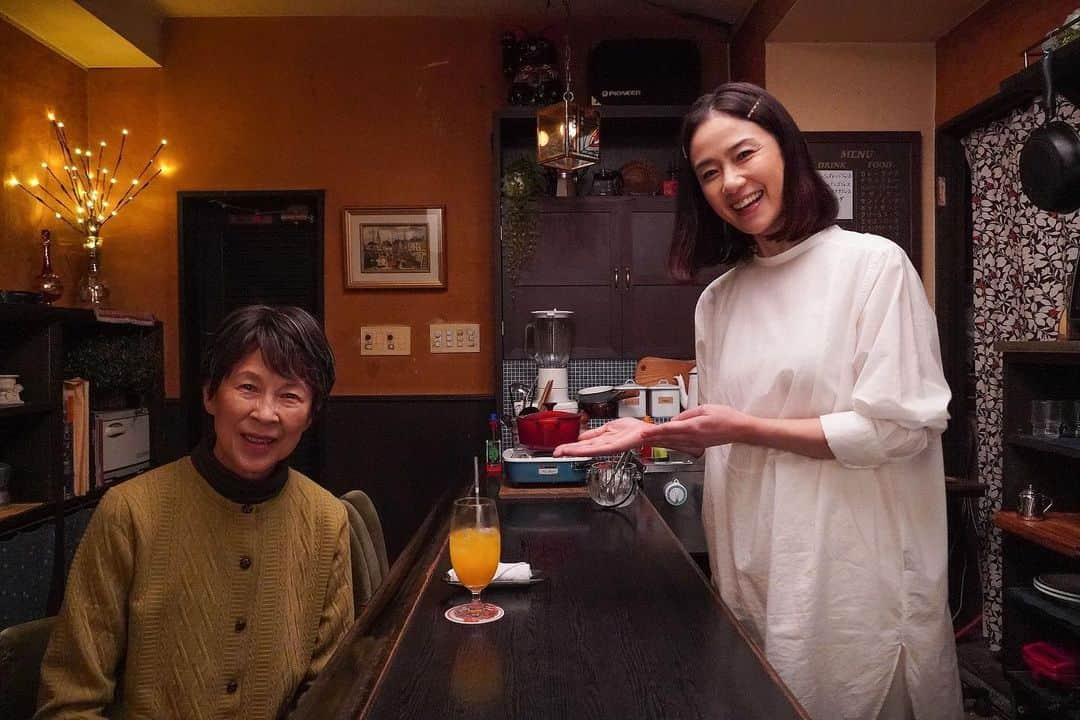 原田知世さんのインスタグラム写真 - (原田知世Instagram)「ドラマ「スナックキズツキ」 第7話 今夜0:12から どうぞお楽しみに♪  今宵はヨシ子さんをお店に誘ってみたのさ（╹◡╹）  人生何が起きるかわからない〜🎤  #丘みつ子 さん #スナックキズツキ #益田ミリ #テレビ東京」11月19日 19時17分 - o3a3_haratomo