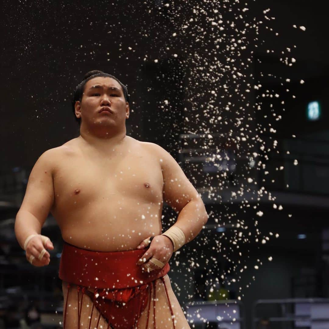 日本相撲協会さんのインスタグラム写真 - (日本相撲協会Instagram)「大相撲九州場所 六日目！ 幕内では、横綱照ノ富士、大関貴景勝、再入幕の阿炎が6連勝！ 5勝で続くのは御嶽海、玉鷲、宇良！  本日は塩まき特集です。 力士それぞれの塩のまき方にもご注目下さい。  @sumokyokai  #大相撲 #sumo #相撲 #力士 #お相撲さん #japanphoto #sumowrestlers #japanculture  #十一月場所 #11月場所 #九州場所 #福岡 #栃ノ心 #豊山 #志摩海 #琴恵光 #豊昇龍 #遠藤 #霧馬山 #照ノ富士 #宇良 #照強」11月19日 19時37分 - sumokyokai