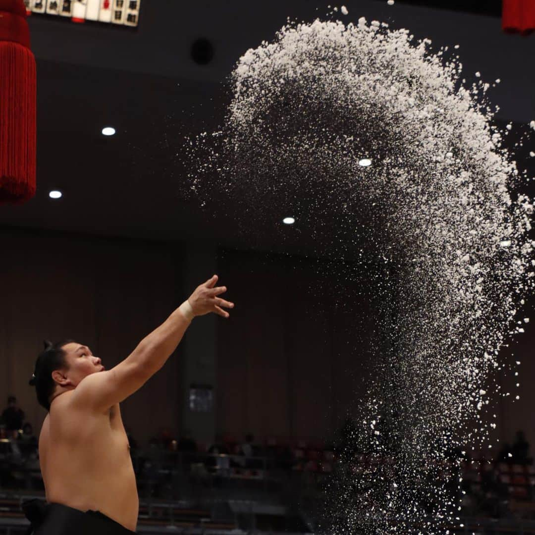 日本相撲協会さんのインスタグラム写真 - (日本相撲協会Instagram)「大相撲九州場所 六日目！ 幕内では、横綱照ノ富士、大関貴景勝、再入幕の阿炎が6連勝！ 5勝で続くのは御嶽海、玉鷲、宇良！  本日は塩まき特集です。 力士それぞれの塩のまき方にもご注目下さい。  @sumokyokai  #大相撲 #sumo #相撲 #力士 #お相撲さん #japanphoto #sumowrestlers #japanculture  #十一月場所 #11月場所 #九州場所 #福岡 #栃ノ心 #豊山 #志摩海 #琴恵光 #豊昇龍 #遠藤 #霧馬山 #照ノ富士 #宇良 #照強」11月19日 19時37分 - sumokyokai