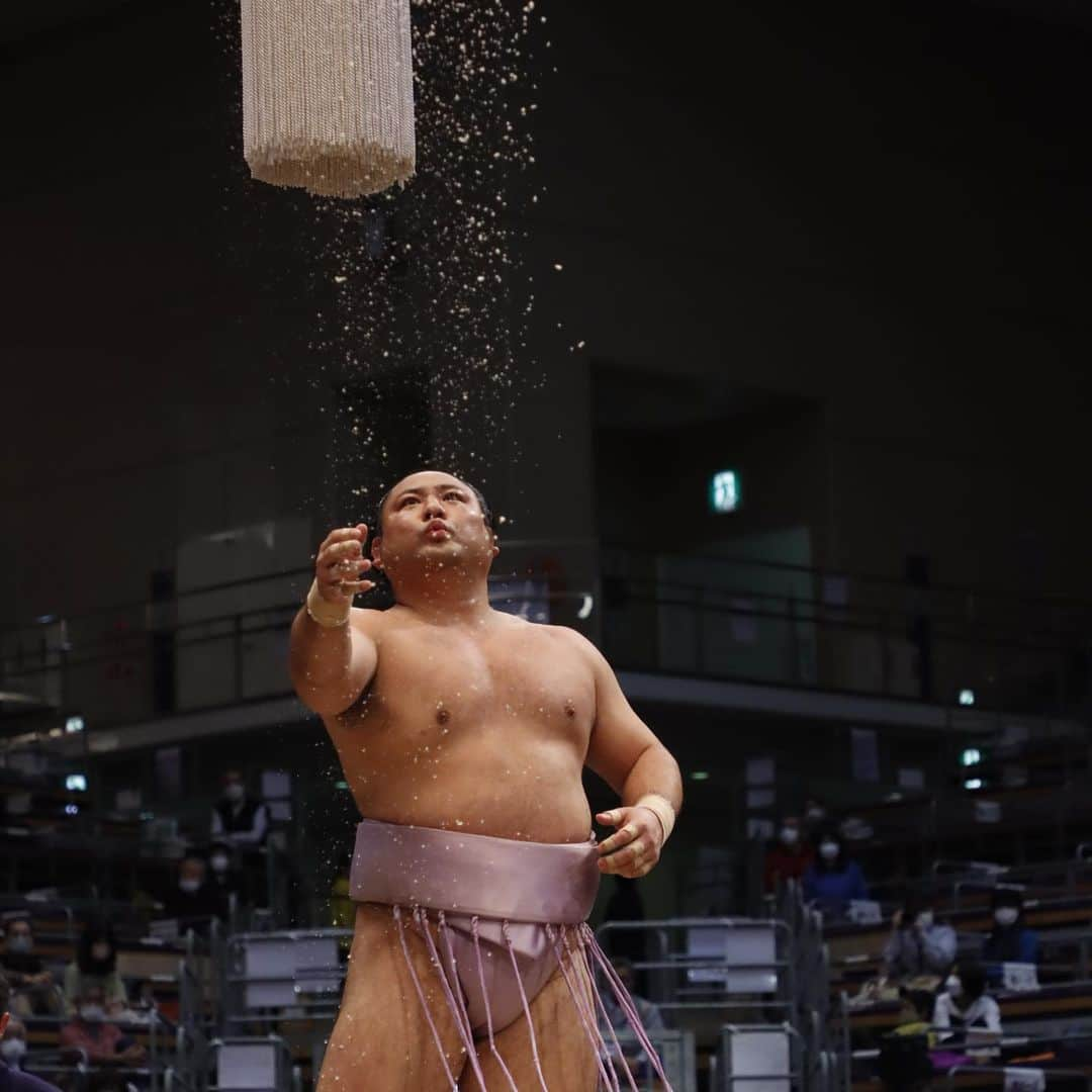 日本相撲協会さんのインスタグラム写真 - (日本相撲協会Instagram)「大相撲九州場所 六日目！ 幕内では、横綱照ノ富士、大関貴景勝、再入幕の阿炎が6連勝！ 5勝で続くのは御嶽海、玉鷲、宇良！  本日は塩まき特集です。 力士それぞれの塩のまき方にもご注目下さい。  @sumokyokai  #大相撲 #sumo #相撲 #力士 #お相撲さん #japanphoto #sumowrestlers #japanculture  #十一月場所 #11月場所 #九州場所 #福岡 #栃ノ心 #豊山 #志摩海 #琴恵光 #豊昇龍 #遠藤 #霧馬山 #照ノ富士 #宇良 #照強」11月19日 19時37分 - sumokyokai