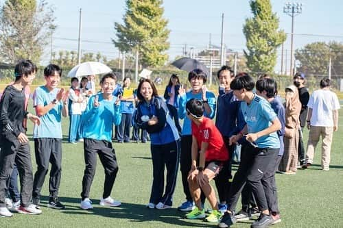 水崎綾女さんのインスタグラム写真 - (水崎綾女Instagram)「青学の陸上部の皆さんとぱちり。箱根駅伝？の練習している所にドラマの撮影でお邪魔してしまったので申し訳ないけど暖かくて迎えてくださいました。 菜奈が手前に走ってくる所が、なんだかリアルマネージャーっぽいでしょ？笑 写真にどんどん人が集まってくるのが面白いね◡̈♥︎  本日22時よりドラマ「最愛」6話が放送されます。菜奈ちゃん出てるかなー？？？見てみてね♪♪♪  #ドラマ #オフショット #撮影 #最愛 #さいあい #最愛ドラマ #photo #陸上部 #陸上部マネージャー #陸上部女子  #マネージャー #青山学院大学  #青山学院大学陸上部」11月19日 19時39分 - misakiayame