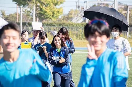 のインスタグラム：「青学の陸上部の皆さんとぱちり。箱根駅伝？の練習している所にドラマの撮影でお邪魔してしまったので申し訳ないけど暖かくて迎えてくださいました。 菜奈が手前に走ってくる所が、なんだかリアルマネージャーっぽいでしょ？笑 写真にどんどん人が集まってくるのが面白いね◡̈♥︎  本日22時よりドラマ「最愛」6話が放送されます。菜奈ちゃん出てるかなー？？？見てみてね♪♪♪  #ドラマ #オフショット #撮影 #最愛 #さいあい #最愛ドラマ #photo #陸上部 #陸上部マネージャー #陸上部女子  #マネージャー #青山学院大学  #青山学院大学陸上部」