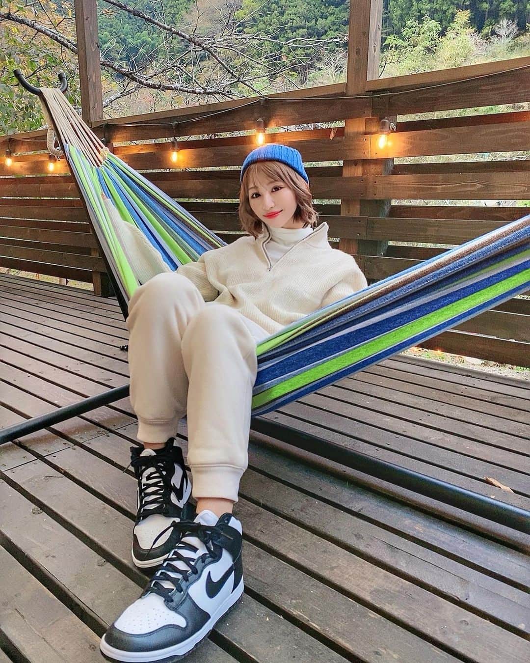 一ノ瀬恋のインスタグラム：「@fureai_glamping へ初のグランピング⛺️ アウトドア大好きだけどグランピングはした事なくてずーとしてみたかったの🥺❣️ そして都心から近いからそこもいい👍  子連れだからどーなるかと思ったけど すごいいい経験ができて楽しかった🤣❣️  気温も都内より低くて室内も寒くないか心配だったけどストーブもあるから全然寒くなかった😳❣️ テントのベッドがすごい寝心地よくてぐっすり寝れました😪  ディナーはBBQして🍖 夫が焼く係で火が危ないから私と息子はテントで焼けるまで待機してた🤣 ピザもうまーく焼けててびっくり！笑 すごく美味しくできてた🍕 息子が寝たら焚き火をして🔥 焚き火を見ながら夫婦時間を過ごして早めに就寝しました❤️ テレビがなかったらすごくゆっくりした時間を過ごせてそこもよかったな🥺✨  自然最高だった🌳  pr @fureai_glamping #FUREAI #東京グランピング #グランピング #東京キャンプ #東京BBQ #子連れ旅行 #子連れグランピング」