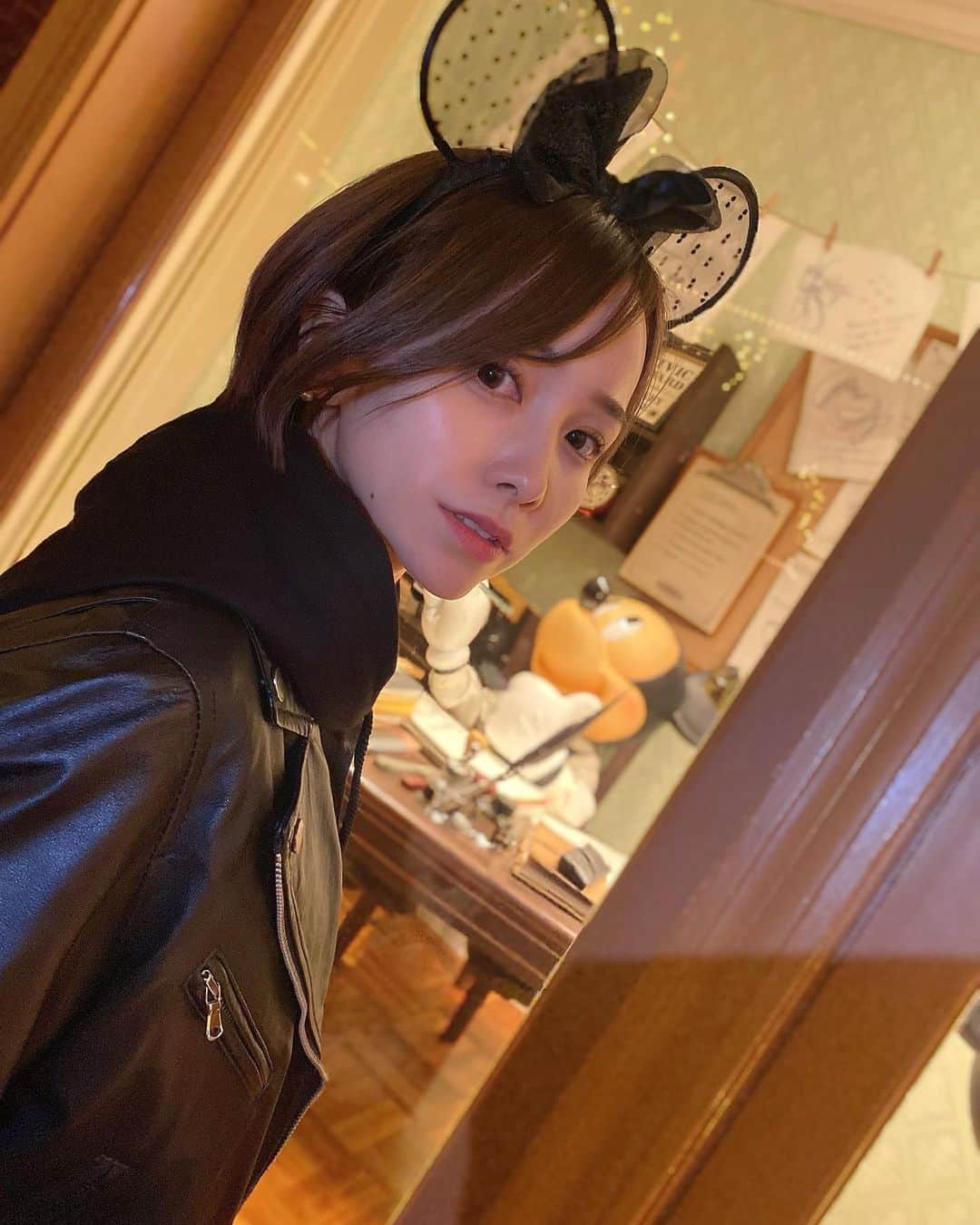 黒澤詩音のインスタグラム：「#tokyodisneyland 🐭💗  美女と野獣のアトラクションがお目当て🥀✨  プリンセスの中ならば、 美女と野獣&ベルが1番好き！ （と言っても、アナとかラプンツェルとかいまだ観たことがないので知識のない中の1番。笑）  なぜか幼い頃、野獣が王子様になるのがショックだった🤴笑。  さて、今週はG1👑  #マイルチャンピオンシップ 🏇  私の王子様🤴🏇は何番かしら？  明日も朝9:00〜🐴 全国の競馬ファンのみなさま🏇 お目にかかります👀  #disneyland #disneylandtokyo #tokyodisneyland #disney #beautyandthebeast #ディズニーコーデ #ディズニーランド #ディズニーカチューシャ #ショート女子 #アナウンサー」