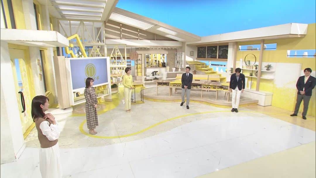 のインスタグラム：「. BIG BOSS不在だった、 先週の反省から始まった今日のトーク😆  「宝塚」「名探偵コナン」など、 好きなことがハッキリしている女性アナウンサーに比べて 男性陣は今後のキャラが少し心配なようです・・・。  #中山秀征 #上重聡#徳島えりか #安村直樹#中島芽生#河出奈都美 #シューイチ」