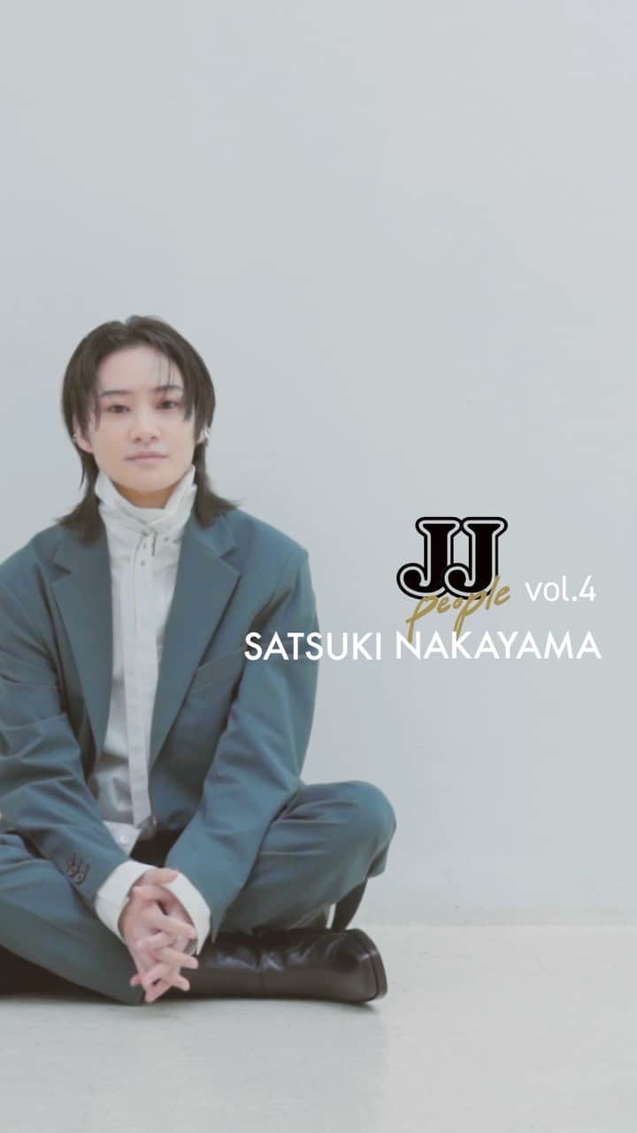 のインスタグラム：「JJ people vol.4 #中山咲月  自身の誕生日に発売されたエッセイ本『無性愛』で性自認について語った中山さん。  彼がどういう思いで生きてき、感じ、 今は何を思うのか。 そして、これからの未来についてリアルに話してくれました。  少しでも多くの方の何かの励みや勇気、希望のために彼は今日もこの仕事をしていると話します😌  #jj#jjpeople#デジタルマガジン#中山咲月 #インタビュー#インタビュー動画#タレント#インフルエンサー#モデル#サステナブル#サステナ#環境問題　#トランスジェンダー#lgbtqplus #私服#ファッションモデル #SDGs #gen_z #z世代 #ファッション #トランスジェンダーモデル #lgbtq🌈 #lgbtq」