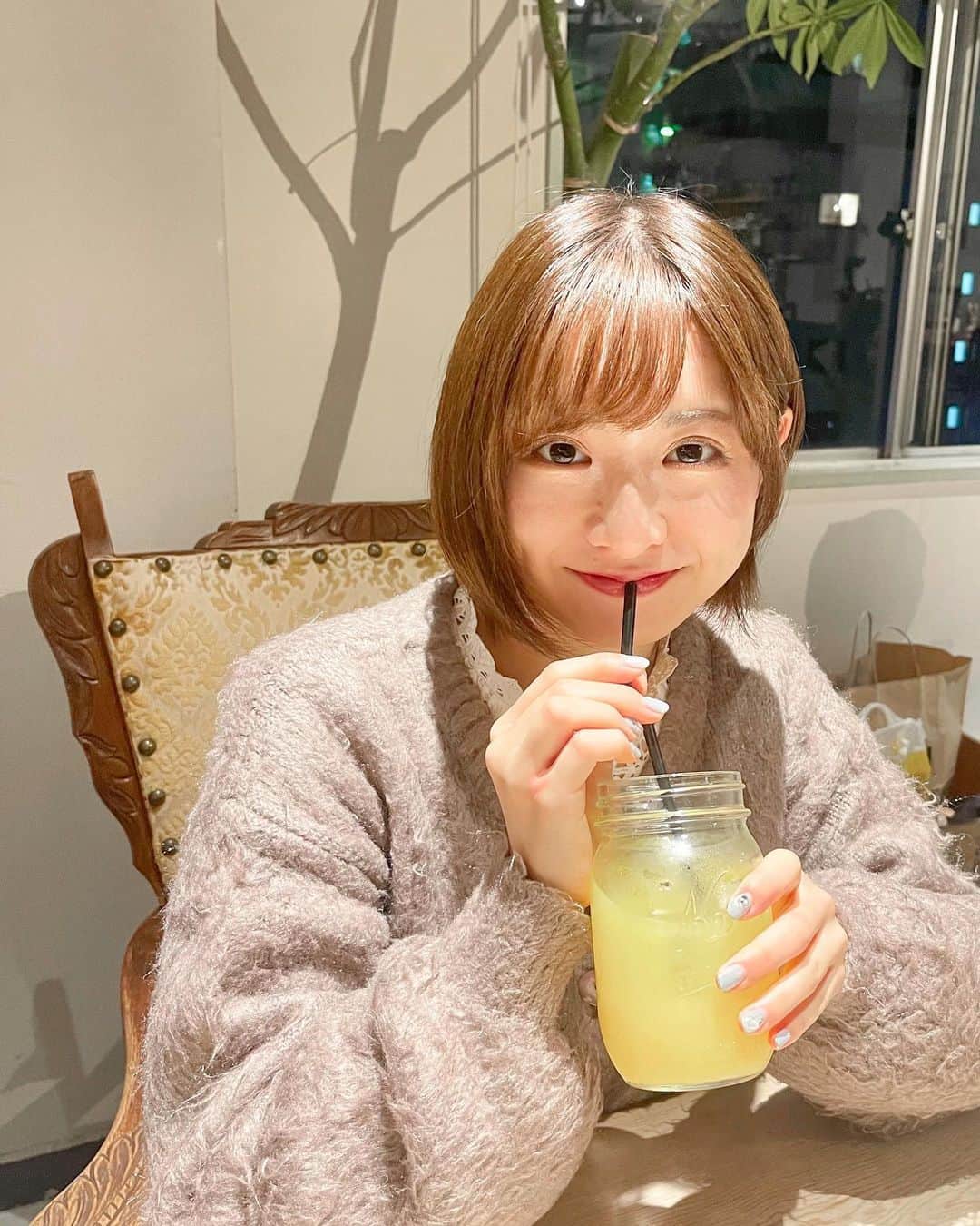 鈴木泉帆のインスタグラム：「お久しぶりです💓  最近ずっと投稿していませんでしたが 相変わらず毎日元気に笑っています😚  この日は大好きなオレンジジュースを 飲みました🍊🍊  好きなものを飲むだけで ちょっぴり幸せになれますよねえ〜 美味しいものって素晴らしい！！ 食べ物たちに感謝です☺️  #オレンジジュース　#京都カフェ #京都グルメ  #京都　#撮影モデル #被写体　#サロンモデル　#サロモ　#サロン」