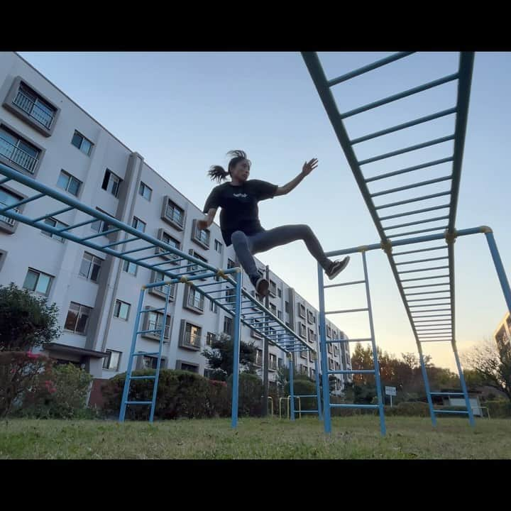 山本華歩のインスタグラム：「Clips from this week. Enjoy me trying to be creative🙌  ３つ目お尻と背中がギリギリ過ぎる😅  #パルクール #parkour」