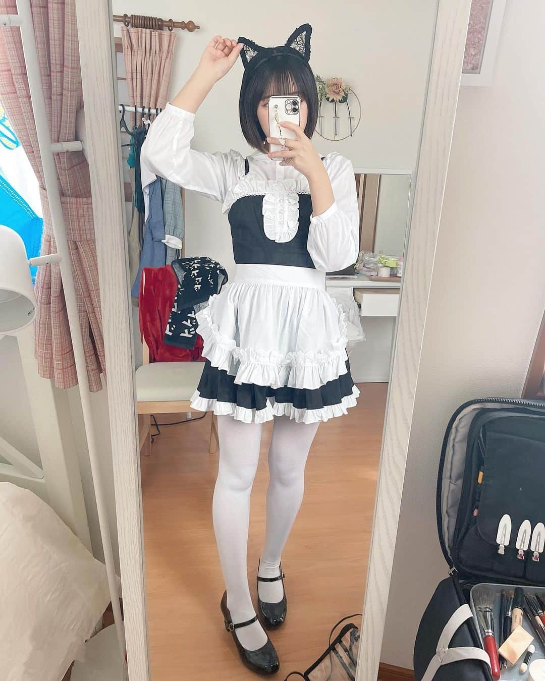 のインスタグラム：「・ ・ ・  今日は撮影一日目でした📸◎◎◎  今回の撮影はなんかめっちゃ激アツな作品でテンションアゲアゲだった…！笑  実はこの写真の衣装、ビキニもこのメイド服全部7年前の13歳の時の衣装そのままを今の自分がきれたことに感動…😂😂！！  身長は伸びたけどほかは変わってなくて中一の時のキッズサイズ入ったよ……笑  体型維持頑張っててよかったなどしみじみした、、、笑  兎にも角にも面白い私の古参ファンの方は特に楽しかったりする作品だと思うのでたのしまにしててほしい！！  またオフショ載せるね✨✨   #グラビア  #グラビアアイドル   #グラビア自撮り部   #グラビア撮影   #メイド服 #猫  #新作撮影  #お楽しみに」