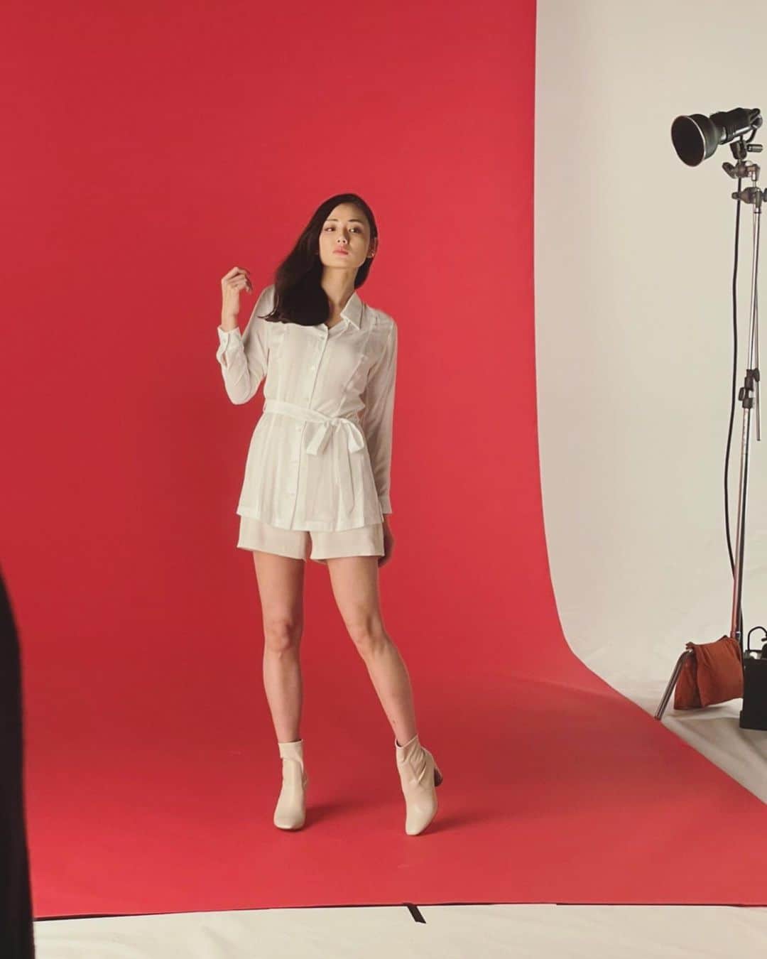片山萌美のインスタグラム：「📸  カメラ雑誌『CAPA』 最新のカメラと共に 片山が表紙にいます📷  衣装は いつもお世話になってる ハートクローゼット様 （@heartcloset_official ） 本当に、 スタイルをよく魅せてくれる😭❤️  ぜひチェックしてくださいね♪  #capa  #カメラ #雑誌 #ハートクローゼット #moemikatayama」