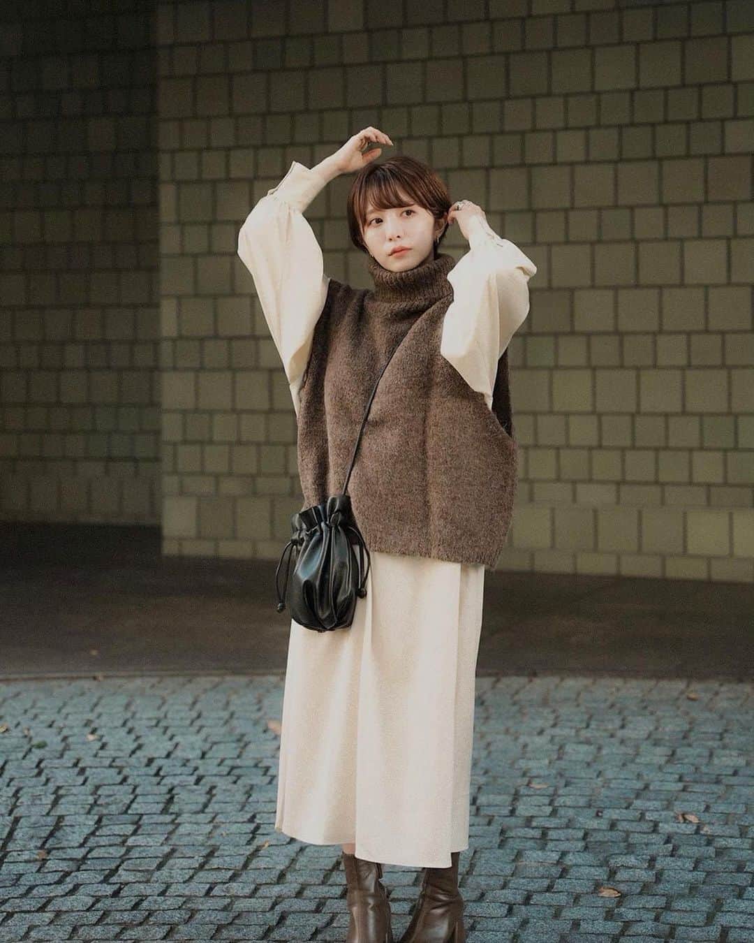 ゆ い りさんのインスタグラム写真 - (ゆ い りInstagram)「#ゆいりふく ハイネックのニットベストは @poet.wear のもの ◌ ワンピースに合わせて秋感を出してみた〜🍁 ちくちくしないしめっちゃかわいい♡ ㅤ　 #code #ootd #poet #ポエット #poetコーデ #オトナカジュアル #大人カジュアルコーデ #大人カジュアルスタイル #オトナコーデ #大人カジュアル」11月19日 20時17分 - pamyuiri