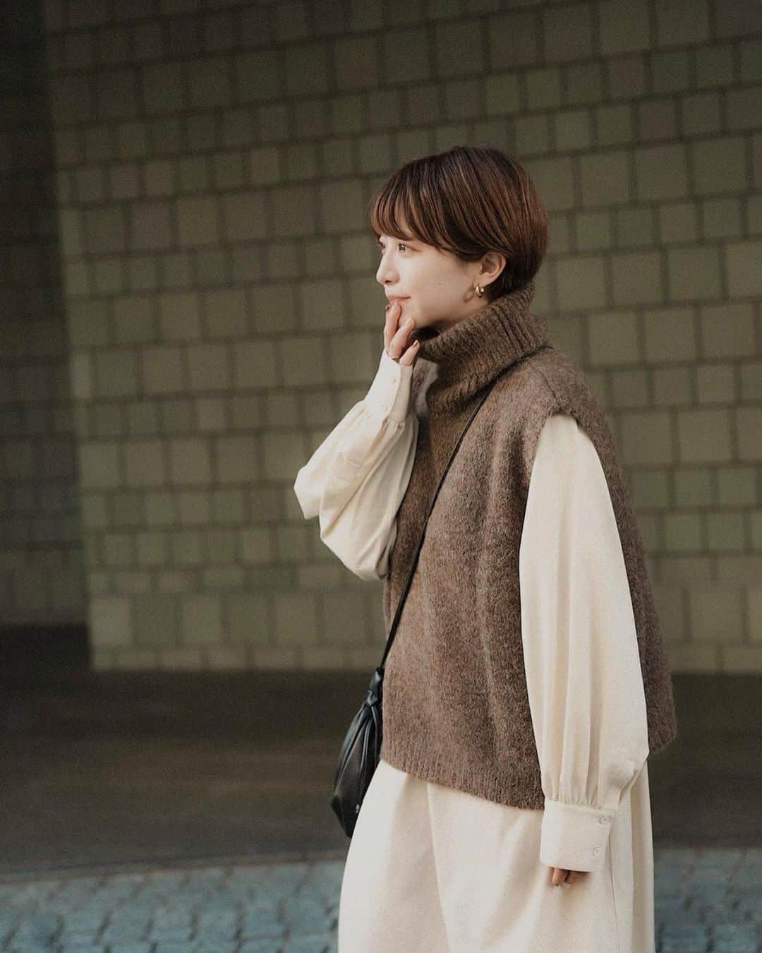 ゆ い りさんのインスタグラム写真 - (ゆ い りInstagram)「#ゆいりふく ハイネックのニットベストは @poet.wear のもの ◌ ワンピースに合わせて秋感を出してみた〜🍁 ちくちくしないしめっちゃかわいい♡ ㅤ　 #code #ootd #poet #ポエット #poetコーデ #オトナカジュアル #大人カジュアルコーデ #大人カジュアルスタイル #オトナコーデ #大人カジュアル」11月19日 20時17分 - pamyuiri