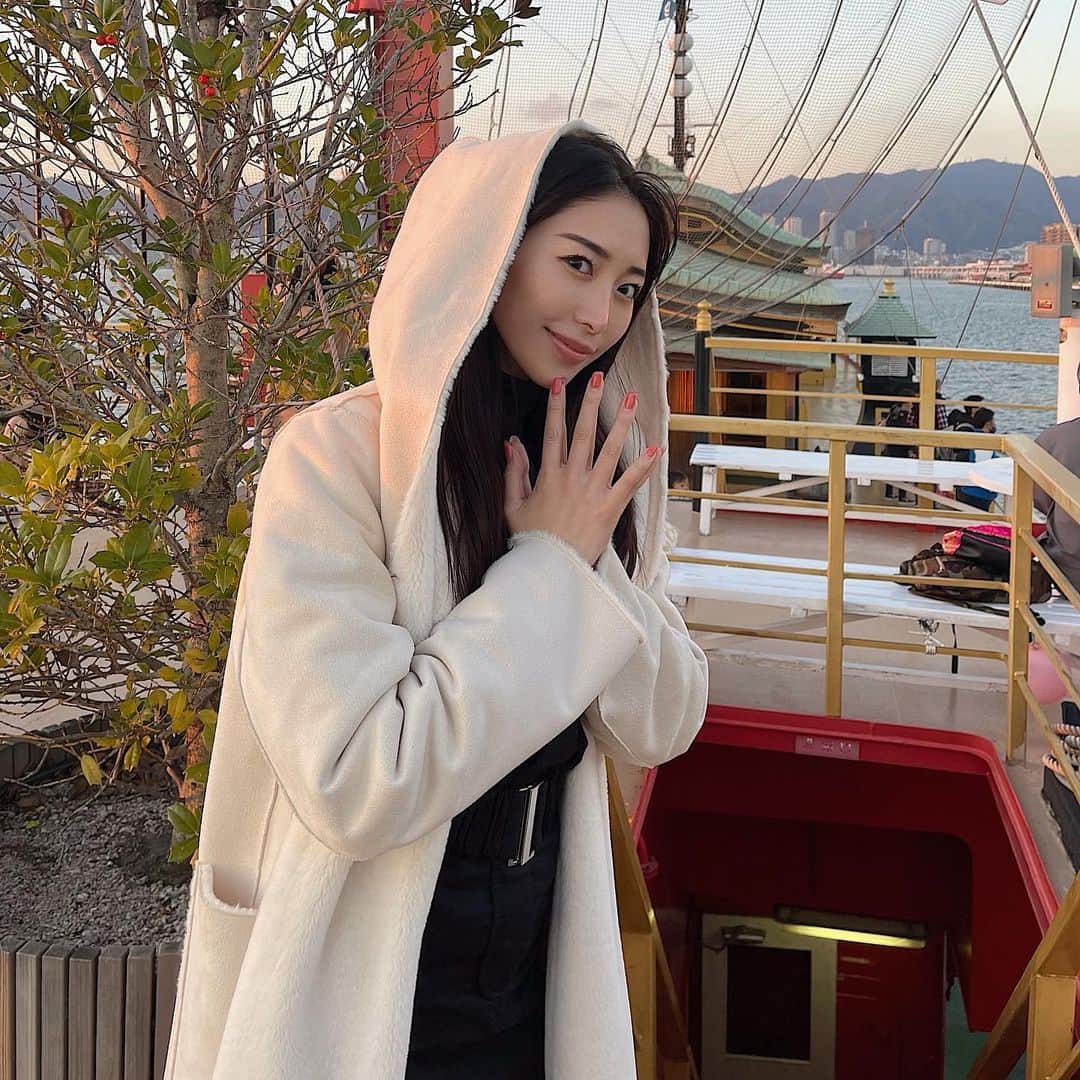 藤田麻里のインスタグラム：「NEW NAIL 💅  ハンドもフットもワンカラー！ ワンカラー可愛すぎてハマりそう♥️ いつもの @siii_iiiki 💅 @yukahonda30 ネイル大好きぃ🥰  今は東京にきてます🗼✨ 会いたかったお友達に会えるようになって本当に嬉しい❤︎」