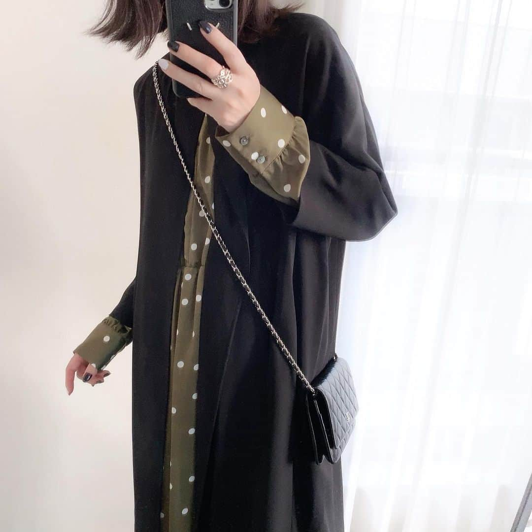 mimimi.amさんのインスタグラム写真 - (mimimi.amInstagram)「Fʀɪᴅᴀʏ...  50になった日に着てた服。  記録＆記念に載せときます。  もう2度と戻れない1日。  1日、1日が大切で貴重ですね。  その重みをより一層感じる日々です。  この数ヶ月は特に、心の中でずっと そんなことをひたすら考え続けていた ような気がします。  へバーデン結節になったり 家族のこととか、自分自身のこととか諸々 深く深く見つめ直す事が多い日々でした。  そして、50になるのは、私にとってはなぜだか 結構高いハードルでした。  それは、私の父と母が それぞれ60、61歳くらいの時に 2人とも癌で他界しているので ずっと、私のゴールも60歳ぐらいな気が 勝手にしてしまっていて、50になったら いよいよカウントダウンだよね… という想いがずっとあったから。  父と母より長く生きるなんて 想像がつかなくて…。  もう、いつその時が来てもおかしくない。  50過ぎたら、世間一般的にも 何があっても、驚きすぎる年齢ではない… ですよね…。  でも、それってあまりにも短すぎる人生。  人生これからって時です、いま 私の感覚としては。 子育てが終わりに近づいてきていて ようやく‼︎ いろいろまた楽しみたい‼︎て 逆に意欲が湧いてきている時。  人生、半分も生きた気がしない。 今まで、何やってきたんだろ…。  それが、あと10年位しかないかもしれ ないなんて… なんか全然受け入れられない…と なんだか…、なんというか なんの心構えもどうしても出来なくて ある意味，呆然としておりました。 どうしたらいいんだろ…と 恐怖のような気持ちも感じたり。  でも、いざ50になってみたら なんだかショックと哀しみのあまり すぐさま散財の旅に出たせいか😅 （昨日のストーリーズに載せた件） DMなども頂いたお陰もあり なんかもう、つべこべ言っても あれこれ心配しても仕方ないじゃん。  心配している時間が勿体ない。  貴重な1日1日を、どんな時も 楽しんで、出来るだけ長生きしてやるわ… 出来れば、最短70ぐらいまで。 いや、80。いや、90⁈  その前に、たとえ力尽きたとしても それはそれで、それが私の運命。  運命だよね、オー、イェイェイ? （by 東方神起）#やめれ  と思い至った所存でございます。  どんな時も、どこか楽しんでしまえる角度を 探して物事を見ながら、前を向いて進む。 起こってもいないことを心配しない。  これが、これからの私のモットーかな⁈   ↑こんな言い回しが適切なのかはよくわからないけど。 日本語力も激しく怪しくなってきた今日この頃… 上手い表現も思い出せないし、芸能人の名前とかも 一向に思い出せなくて、しょっちゅう名前を 思い出すまで必死に調べてます。 そうじゃないと、海馬的にいけないんでしょ⁈ その時に思い出さないとねぇ。  と、相変わらずわけわかんないことを 言い続けながら…成長しないまま こうして50になりました😅‼︎  50て、こんなもんよ。 見た目はおばさんでも、中身は 小学生の頃となんら変わりがない気が…。 いや，昔より性格的にアホになってる確実に。 それは楽ですね。 若い頃の方が、色んな鎧を 自然と着ていたんじゃないだろうか。  そうやって、どんどん開き直っているように 見えるおばさん達を若い子たちはウザい キモいなどと思うのかもしれませんが  きっとみんな歳とれば分かる、はず☺︎  おばさんはわかってて、開き直ってるんです…。 て思うのは、私だけかな😂  ではでは、いつもこんなしょうもない呟きを 読んでくださるみなさま、 本当にありがとうございます‼︎  今週もお疲れ様でした。  Hᴀᴠᴇ ᴀ ɴɪᴄᴇ ᴡᴇᴇᴋᴇɴᴅ⸝⋆⸝⋆⸝⋆  #deuxiemeclasse#urbanresearch#chanel  #コーデ#シンプルコーデ#カジュアルコーデ#今日のコーデ#プチプラファッション#40代ファッション#jマダムのおしゃれ#アラフィフコーデ#40代コーデ#50代コーデ#ootd#大人カジュアル #お洒落さんと繋がりたい #このコート袖が短い設計😆 #めちゃ足長に見えるけど一切加工してませんからねっ #わざわざ言う😂 #撮った角度かな⁈ #成長しない50さい #アホ上等😂 ←自分で言うな。 #記録#日記」11月19日 20時19分 - __________mi._