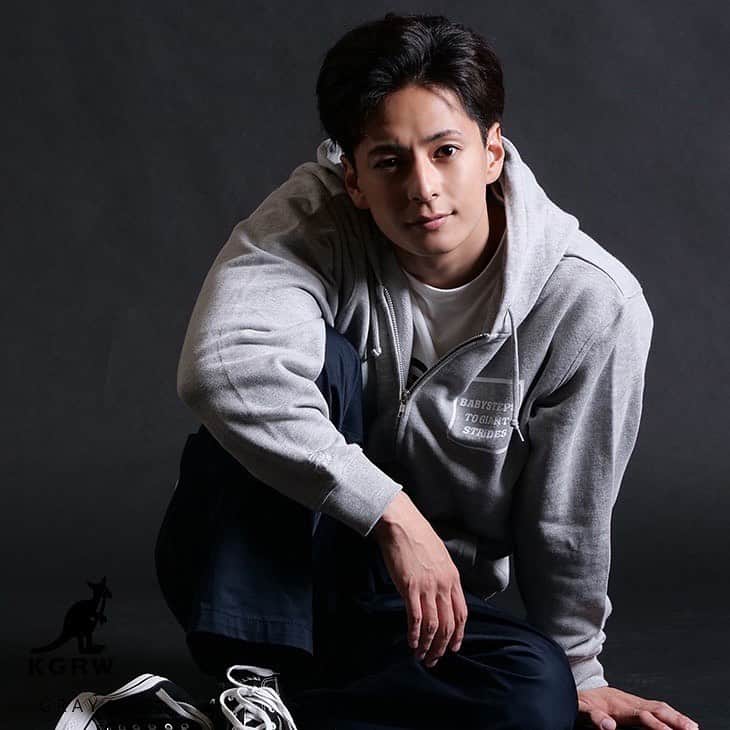 山口貴也さんのインスタグラム写真 - (山口貴也Instagram)「皆さん、こんばんは  本日11/19 17:00より、 遂に @kangol__reward さんとのコラボ商品受注開始しました。  実は、 右袖のロゴは僕が描かせてもらいました！ 少しでもらしさが出てれば良いです笑 シンプルなデザインですので、色んな場面で着てほしいと思います👏🏾  受注期間は 11/19 17:00〜12/25 23:59🎄です 沢山の方に届くと嬉しいです。 よろしくお願いします！  詳細は、@kangol__reward さんのHPに載ってます  全色良いですが 青いい感じでしたよ！笑」11月19日 20時26分 - takaya_yamaguchi_official