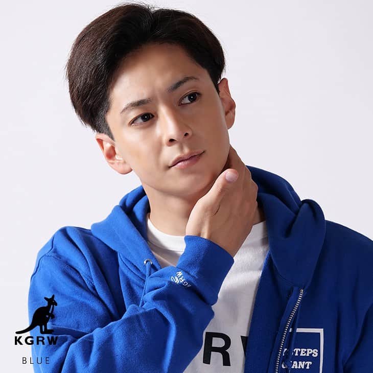 山口貴也さんのインスタグラム写真 - (山口貴也Instagram)「皆さん、こんばんは  本日11/19 17:00より、 遂に @kangol__reward さんとのコラボ商品受注開始しました。  実は、 右袖のロゴは僕が描かせてもらいました！ 少しでもらしさが出てれば良いです笑 シンプルなデザインですので、色んな場面で着てほしいと思います👏🏾  受注期間は 11/19 17:00〜12/25 23:59🎄です 沢山の方に届くと嬉しいです。 よろしくお願いします！  詳細は、@kangol__reward さんのHPに載ってます  全色良いですが 青いい感じでしたよ！笑」11月19日 20時26分 - takaya_yamaguchi_official