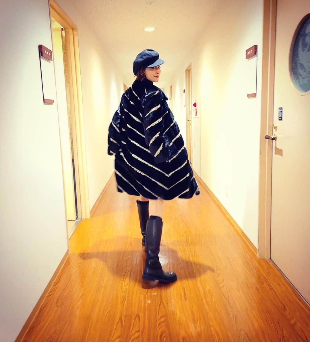 米倉涼子のインスタグラム：「いよいよ寒くなってきましたね！ 今年イチオシのコート 早速着てみました💕  @FENDI #fendi」