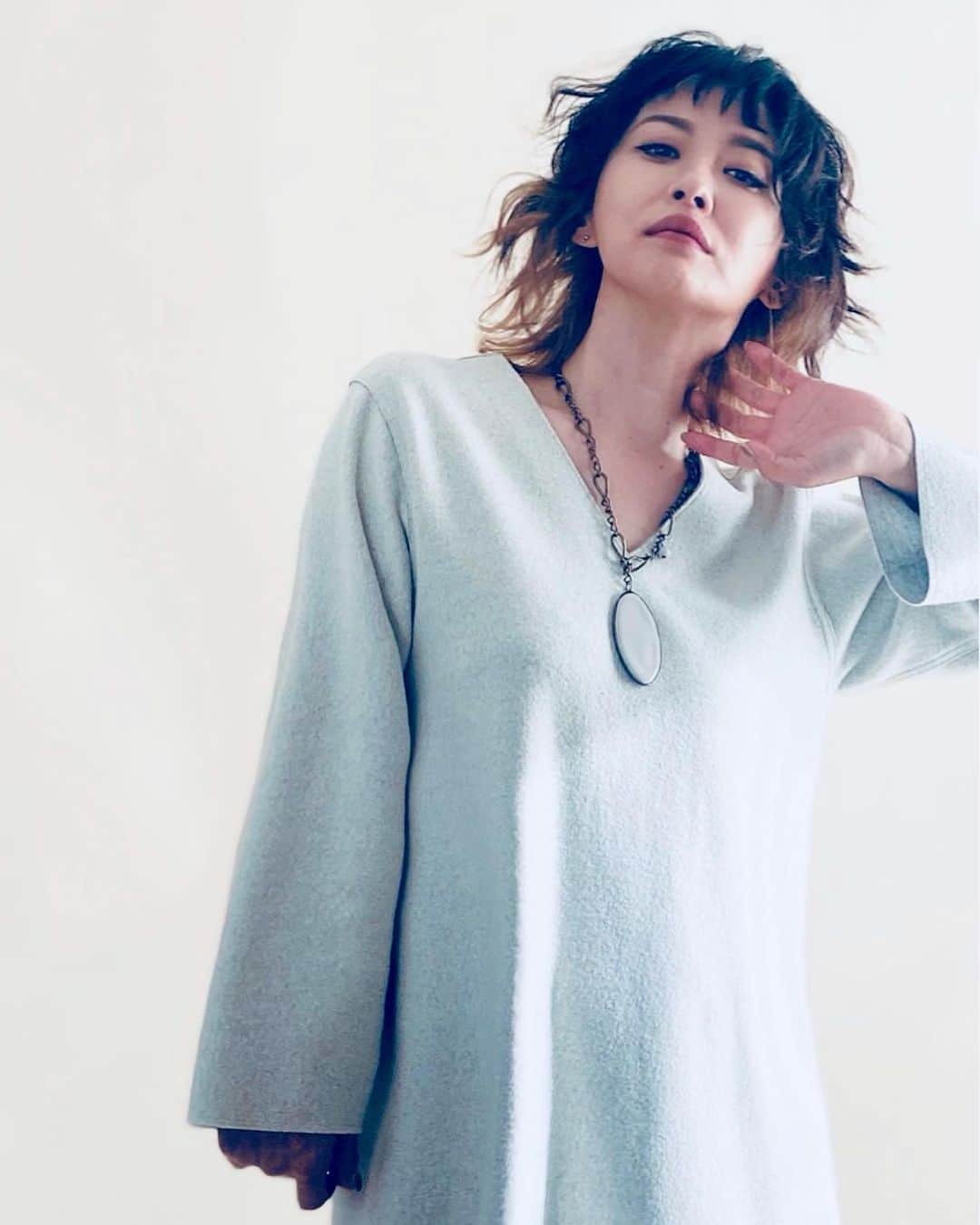 のインスタグラム：「楽しい撮影でした♪  気づけば髪色がだいぶ 上下2色になってました☺️ 普段帽子ばっか被ってるので こんななってるとは笑笑  あとで、ゲリラ的に インスタライブでもしようかな。 久々化粧してるので！笑笑  #plainpeople  #loramercier」