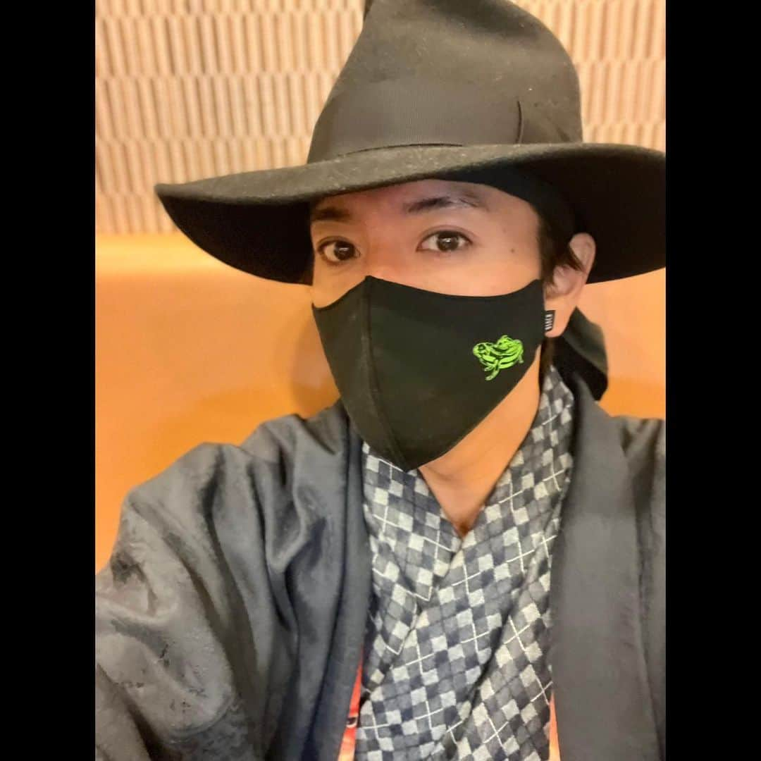 木村拓哉さんのインスタグラム写真 - (木村拓哉Instagram)「⁡ ⁡ ⁡ 「お疲れ様でしたぁ〜‼︎ 今日は、丸一日のアクション！🎬✨ 腹が減り過ぎたのでスタジオ近くの中華屋さんに飛び込む様に駆けつけて、待ち望んだ"辛いラーメン"を頂きます‼︎ 明日の為にも、パワーをチャージさせていただきます‼︎」 ⁡ STAYSAFE！ ⁡ 拓哉 #木村拓哉#TakuyaKimura」11月19日 20時43分 - takuya.kimura_tak