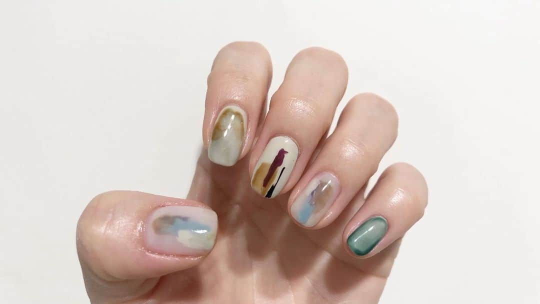 関根祥子のインスタグラム：「hooked on  color  を使ったデザインです🤍  ちょっとしたテクニックをどのデザインも詰め込んでいるので是非見てください💅  そして今日からセールはじまったようなので😌✨是非に〜 @mirage.missmirage   #hookedoncolor #mojonail #nail」