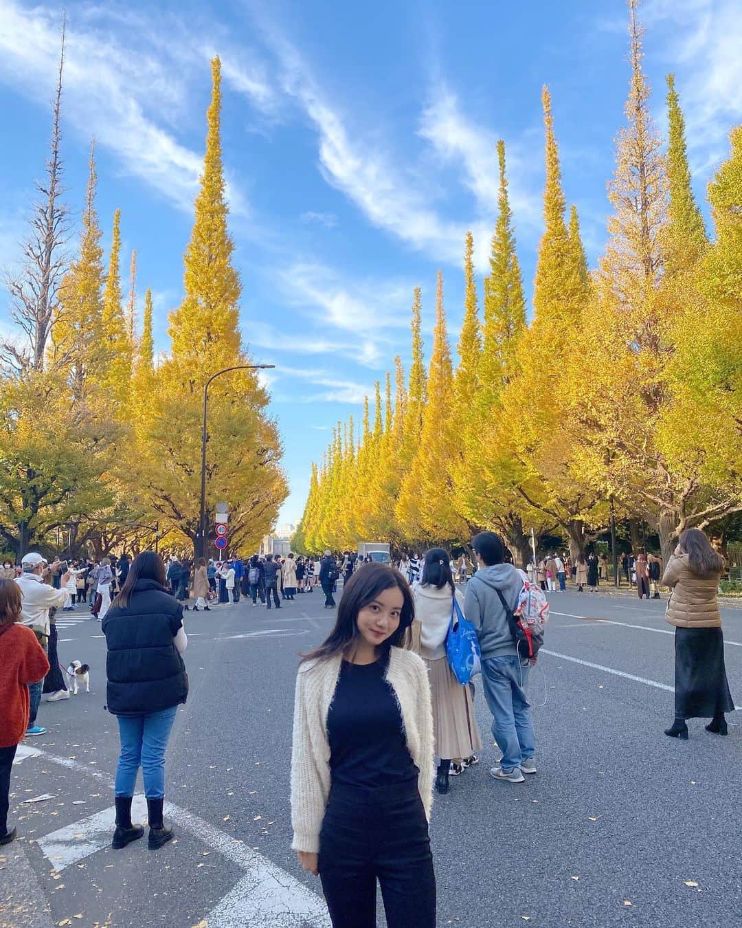 青山舞莉のインスタグラム：「🍁 autumn fit outfit:  bolero: @nugu__official x madison kai  inner: @uniqlo_jp (ヒートテックに感動しすぎて普通にトップスにしてる笑) bottoms: @zara  shoes: @off____white  earring: @aletta_jewelry_official  #ミーコーデ」