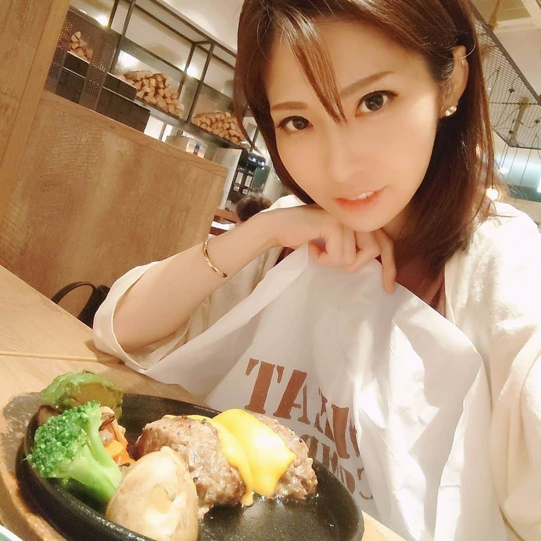 浅乃ハルミのインスタグラム：「ハンバーグ嫌いな人なんている？ 一番好きかもしれない!!笑  Japanese hamburg steak !!❤  【セクシーなTwitter限定動画や画像はTwitterへ🔞Profileから🤫 Posting my sexy free limited videos and images on twitter.】  #チャットレディの日常 #チャットレディ浅乃ハルミ #ハンバーグ専門店 #ハンバーグステーキ #ハンバーグ女子 #ららぽーと湘南平塚 #ミートカンパニー #meatcompany」