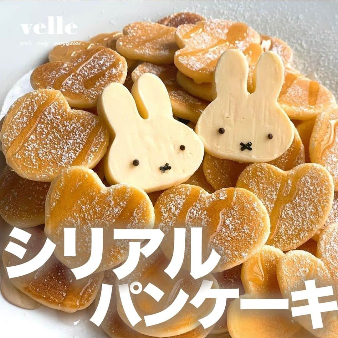 R i R y (リリー)さんのインスタグラム写真 - (R i R y (リリー)Instagram)「『シリアルパンケーキ🐰』　　  ホットケーキミックスをソースディスペンサーに入れるだけでできるシリアルパンケーキ💕 いろんな形にしてみるとより可愛い😊💕 ぜひおうち時間に作ってみてください🐻  ✴︎---------------✴︎---------------✴︎ 📸掲載する写真を募集中📸 カワイイ写真が撮れたら、@velle.jp をタグ付けするか、ハッシュタグ #velle_jp をつけて投稿してみてね♪ velle編集部と一緒にカワイイで溢れるvelleを創っていこう😚🤍 ✴︎---------------✴︎---------------✴︎ #おうちカフェ #ホームカフェ #手作りお菓子 #おうちカフェ #手作りお菓子 #手作りおやつ #手作りスイーツ #お菓子作り #お菓子部 #今日のおやつ #パティシエカメラ部 #おうちおやつ #おやつタイム #おうちスイーツ #簡単レシピ　#ホームカフェ #おうちカフェ #お菓子作り #おうちごはん #お菓子レシピ #ホームカフェ #ミッフィー #miffy #朝ごはん #朝食 #パンケーキ #シリアルパンケーキ  #ホットケーキ」11月19日 21時01分 - velle.jp