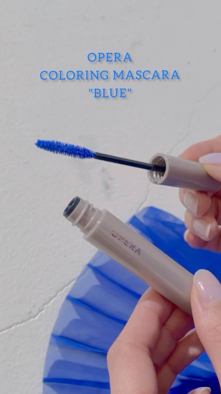 江崎ななほのインスタグラム：「@opera_cosmetics から新しく発売されたカラーマスカラとカラーライナー💙 撮影のときの私のメイクは、 ブルーマスカラ×ゴールドアイライナー パープルマスカラ×ホワイトアイライナーでした✌️ 発色が綺麗すぎて本当ーーに可愛いので是非チェックしてみてください！今日から発売です😘」