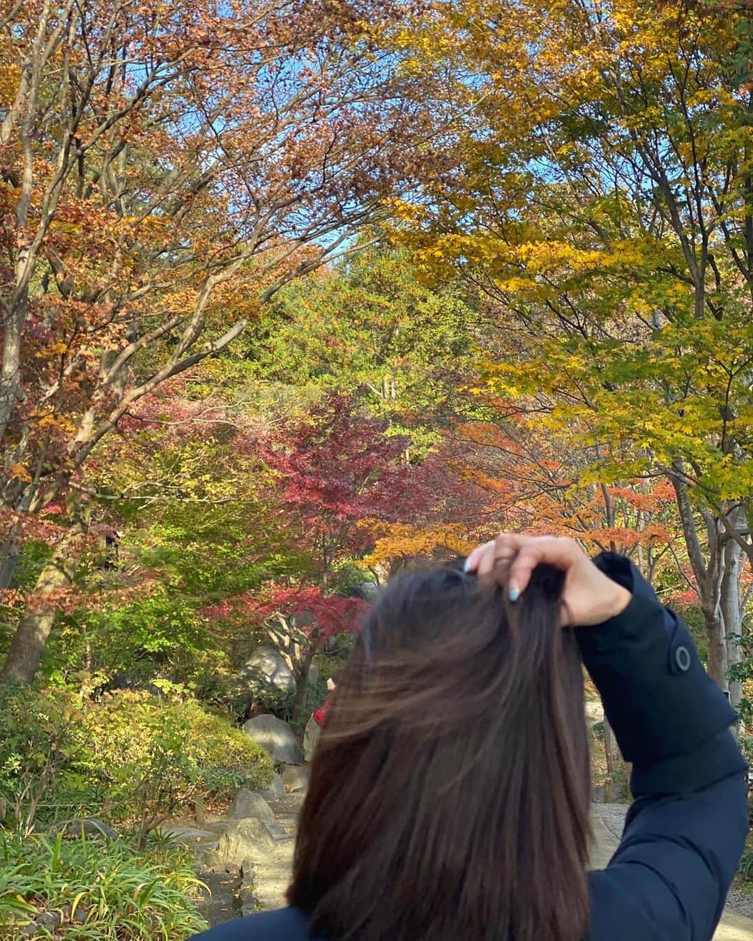 葉月里緒奈さんのインスタグラム写真 - (葉月里緒奈Instagram)「センスの良いお友達は写真の撮り方もお洒落だわ〜。 夫よ、こういう風に撮って欲しいのよ(笑)。 #昭和記念公園#銀杏並木#日本庭園#楽しくエクササイズ#ウォーキング#真剣に写真を撮っている後姿を隠し撮り#16000歩越え  #rionahazuki」11月19日 21時03分 - riona_hazuki