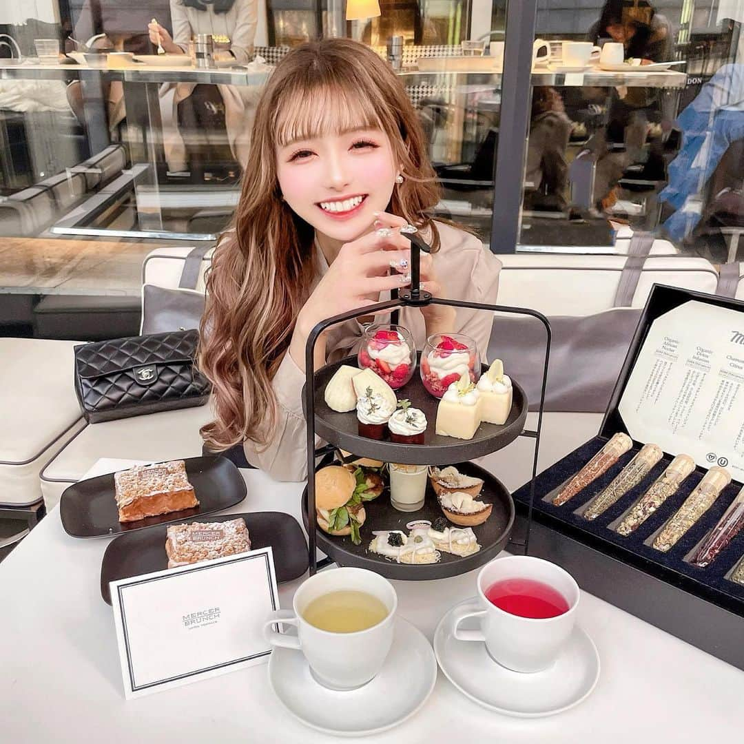 あやちゃんさんのインスタグラム写真 - (あやちゃんInstagram)「凄い笑ってる写真🤣💗  WHITEchocolateアフタヌーンティーしてきたの🤍🤍🤍🤍🍞 ⁡マーサーブランチ好きすぎて常連並に来てる💕🤣 今回のアフタヌーンティーもめちゃくちゃ美味しかったなあ🥺 フレンチトーストの中に入ってるホワイトチョコがトロ〜っと出てきてすんごく美味しかったよ♡  MERCER BRUNCH GINZA Terrace 📍 東京都中央区銀座1-8-19 キラリトギンザ4F 🚃 銀座 銀座一丁目 ♡ @mercer__brunch  ♡ @mercer_brunch_ginza_terrace   #mercerbrunch #mercerbrunchginzaterrace #mercercafe #フレンチトースト#frenchtoast #マーサーブランチ #マーサーブランチギンザテラス #マーサーブランチ銀座 #マーサーカフェ #銀座ランチ #銀座ディナー #銀座女子会 #銀座デート#カフェ巡り #銀座カフェ #キラリトギンザ #テラス席 #銀座一丁目グルメ #銀座一丁目カフェ #NYイタリアン#afternoontea #アフタヌーンティー #アフタヌーンティー巡り #アフタヌーンティー部 #テラス席 #チョコレートアフタヌーンティー #ショコラフレンチトースト  #ヌン活 #アフヌン #東京アフタヌーンティー #銀座アフタヌーンティー」11月19日 21時03分 - aya.you.love.r