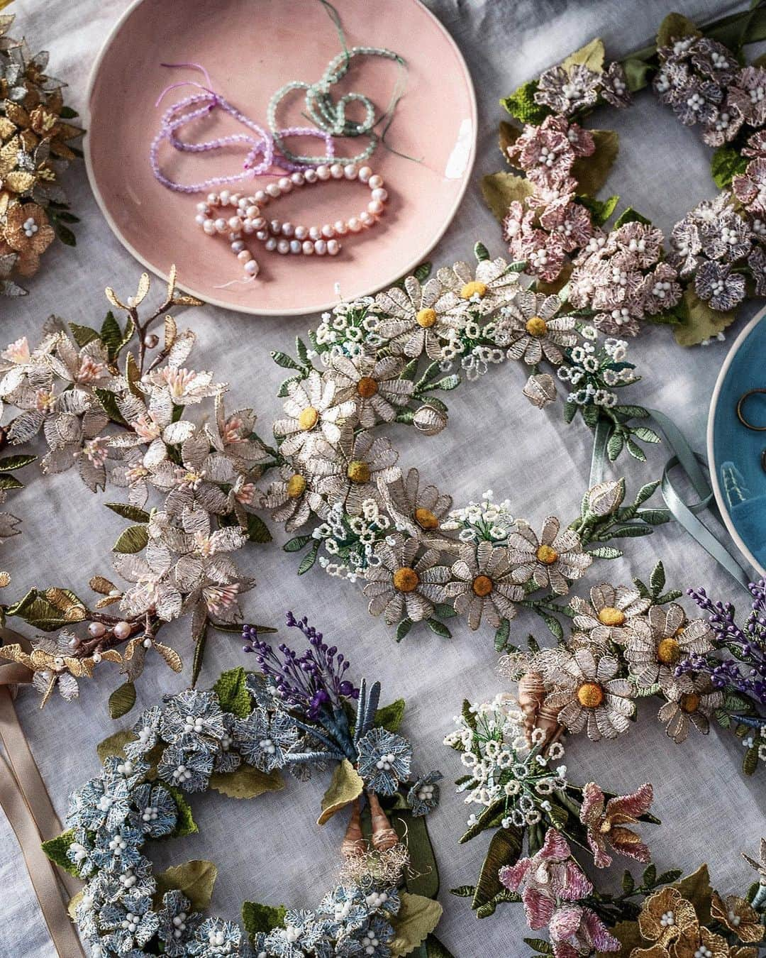 柳澤麻衣さんのインスタグラム写真 - (柳澤麻衣Instagram)「These are my wire flower wreaths. The petals are made of wire. This process is time consuming, but I am thrilled when the work is completed. Happy Friday.  ワイヤーフラワーのリース  ワイヤーの線を使って面をつくる💧 面を組み合わせて立体を作る💧 ひたすらワイヤー巻き巻き💦 ワイヤーフラワーの制作過程は気が遠くなるような作業ですが、完成した時の喜びもひとしおです。  そんな私の作品の一部を昨日より京王百貨店新宿店2階にてご紹介させて頂いております。 お立ち寄り頂きお手に取ってご覧頂けますと嬉しいです。  【Pop up store 】 京王百貨店新宿店2階　11月18日〜11月24日」11月19日 21時07分 - toile_blanche