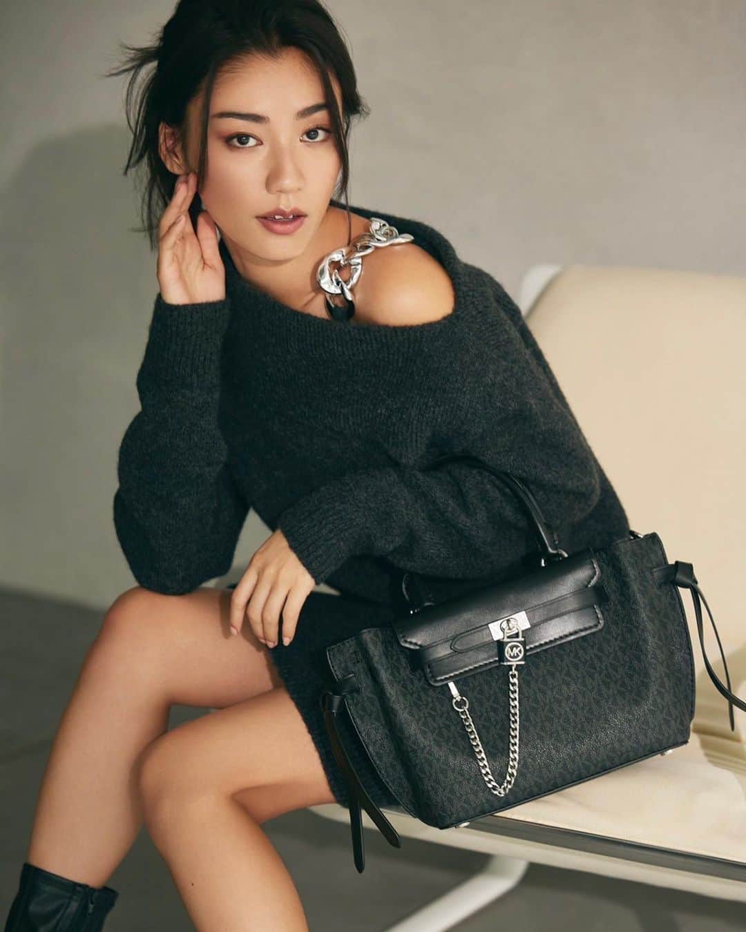松本優のインスタグラム：「. . @michaelkors  撮影データ🖤 . 今マイケルコースではWFP（世界食糧計画）を支援しているキャンペーンをしているよ🌼 .  - 今すぐできること - @michaelkorsのInstagramプロフィール内の フィルタータブから「Share Your Heart」フィルターを ぜひ使ってね🖤 このフィルターを使った写真・動画を 投稿いただくと、投稿者ひとりにつき、マイケル・コースからWFPに50食分の支援金が寄付されます✨ . また、 Watch Hunger Stop LOVE Tシャツ、ハット、マスクを 着用している写真・動画・リールを、 #WatchHungerStopのハッシュタグをつけてInstagramに投稿すると、  投稿１件につき、マイケル・コースからWFPに50食分の支援金が寄付さるそうです🌿 . 素敵な取り組み。。私も改めてWFPについて考えるきっかけになりました。 . 見た目だけじゃなくて内面もいろんな知識を吸収して素敵な女性になれますように✨ . .  #michaelkors #マイケルコース」