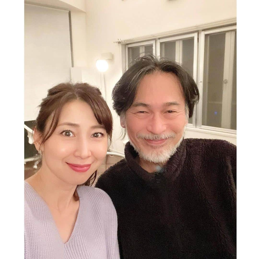 中野公美子さんのインスタグラム写真 - (中野公美子Instagram)「先日、宮前真樹ちゃんのお宅へ❣️ まきちゃんが美味しい手料理を 振る舞ってくれました💖 もう全てがレストランみたいにお洒落なの💛 たこ焼きまでもオシャンだわ✨ 美味しくてお洒落で最高なんですけど😆 そして、集まったメンバーが全員元アイドル‼️笑 当時は、仕事現場でお会いしてもお話する機会がなかったけど、 今こうして一緒に楽しい時間を過ごせて嬉しい〜💕 そして、まきちゃんの旦那様の#萩庭桂太 さんの知識が豊富で、 ハギペディアとなっておりました！笑 楽しくてあっという間でした😊 エルマーも相変わらず可愛いかった💕  #宮前真樹　ちゃん #松野有里巳　ちゃん #木原さとみ　さん #笹峰愛　ちゃん #中野公美子 #coco #ribbon #東京パフォーマンスドール #大阪パフォーマンスドール #凄い贅沢な会じゃない？！ #アイドルオンステージ　出来るよ？！笑 #元アイドル #元アイドル会 #ワイマラナー　 #ほっかむり」11月19日 21時20分 - kumikorion