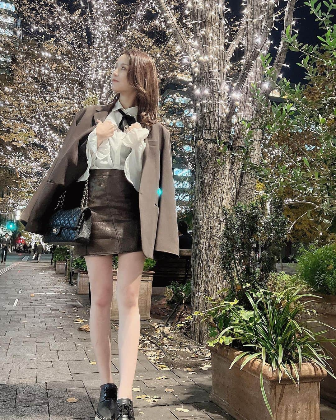 吉田恵美さんのインスタグラム写真 - (吉田恵美Instagram)「丸の内イルミの シャンパンゴールドが好き🥂  SHOPLISTで購入したレザーのミニスカート、デートにぴったり🥰  #shoplist  #ショップリスト  #ショップリストコーデ  #shoplistレザーアイテムコーデ」11月19日 21時42分 - _yoshida_megumi