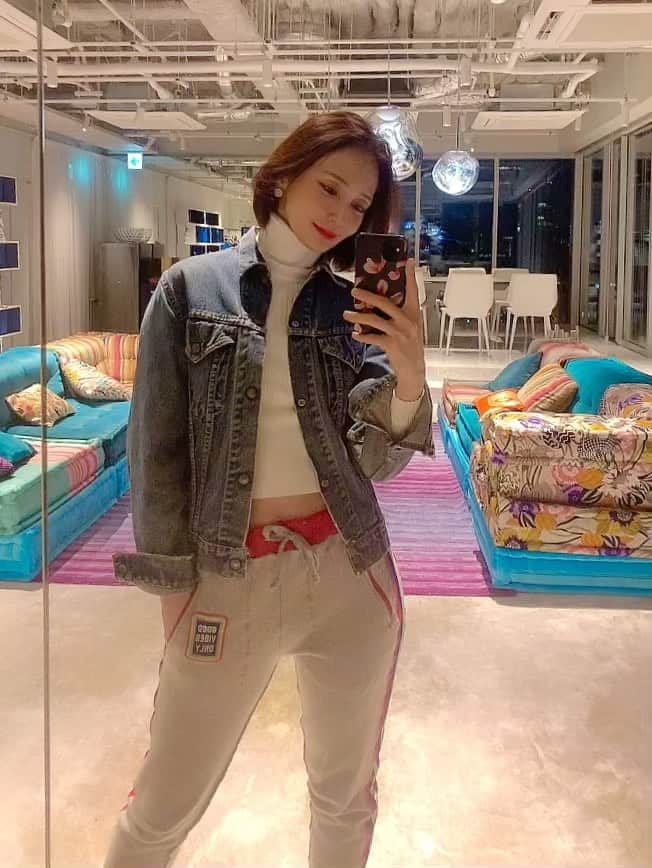 澤田友美のインスタグラム：「カシミヤパンツの時期到来😍 暑いくらい。笑 あたかぁーいよ😚 さ、かえろ。 . . @alovemovement」