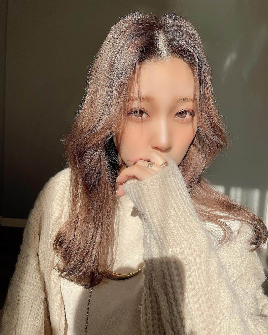 いっちゃん/嶋津 いつみのインスタグラム：「. . いつもと違う雰囲気の写真撮れた🐯💚 . . . . キャラと全然ちゃうww . . . .  #名古屋 #栄 #名駅  #いっちゃん  #フリーモデル  #いっちゃんコーデ #ブライダルモデル #アレンジモデル #ヘアカラー  #ヘアアレンジ #くしゃ顔  #フリーモデル #ドレスモデル #ダイエット  #치맥  #좋아요환영 #소통환영 #팔로우환영  #팔로미 #인친환영 #친구해요 #셀카 #셀피」