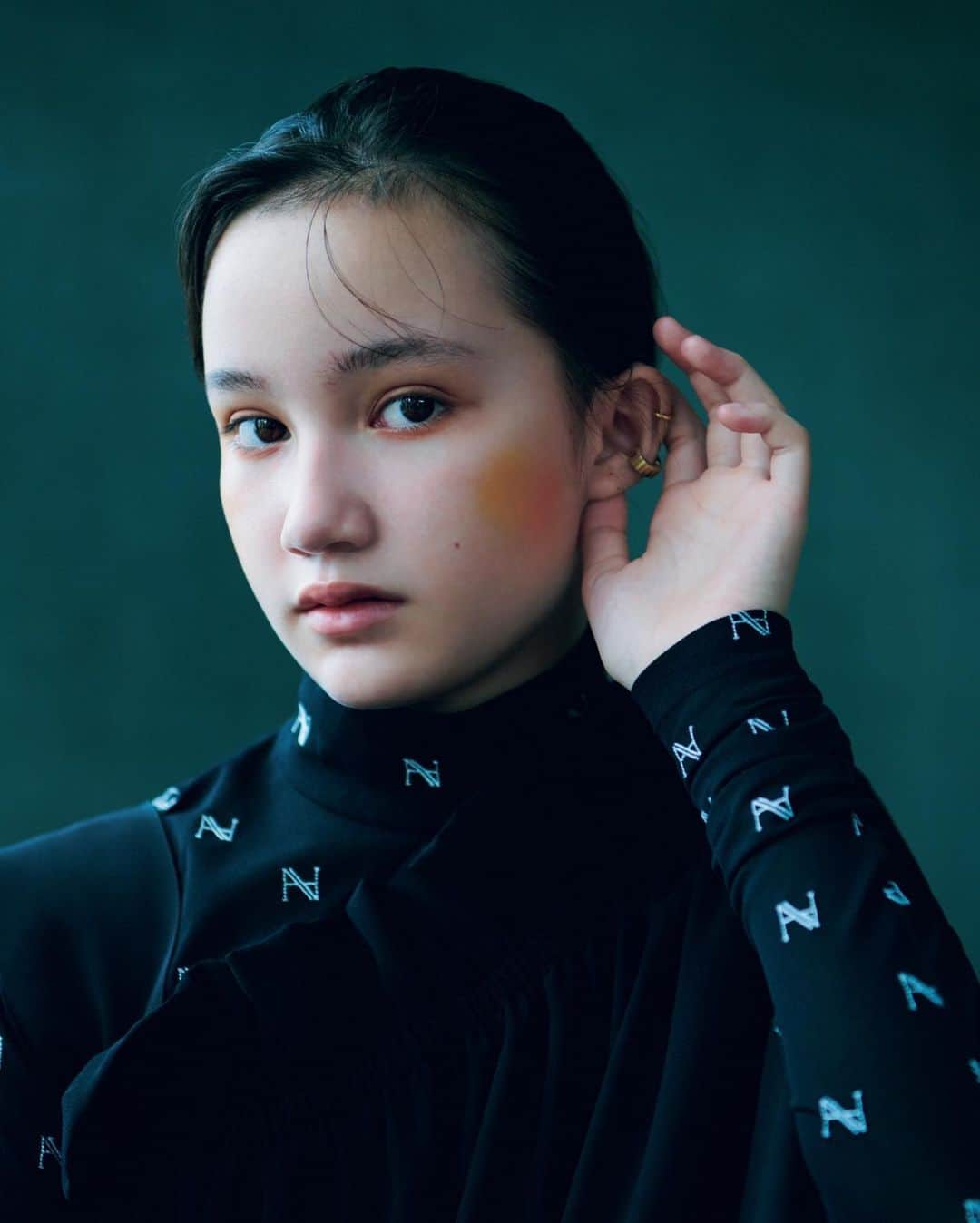 山口らいらのインスタグラム：「◆SPUR◆  SPUR12月号 出演させていただきました。  ARTしてBEAUTY 是非チェックしてみてください🎨！  @spurmagazine  Photo: @masakisato_ Hair&Make up: @rieshiraishi1220  Styling: @kotomishibahara   #SPUR#山口らいら  #rairayamaguchi」
