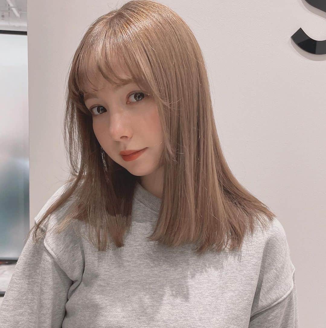 柴田あやなのインスタグラム：「またまたまみさんに最強トリートメントしてもらいました❤︎ 顔まわりのカットもしてもらって、巻いたときの動きが出やすいように🌿 ほんとこのトリートメントはブリーチ毛によく効くから、銀座近い人行ってほしい（笑）もちろんいろんな髪質があるから全員におすすめとかできないけど、間違いなく私の中で過去1のトリートメント🥲」