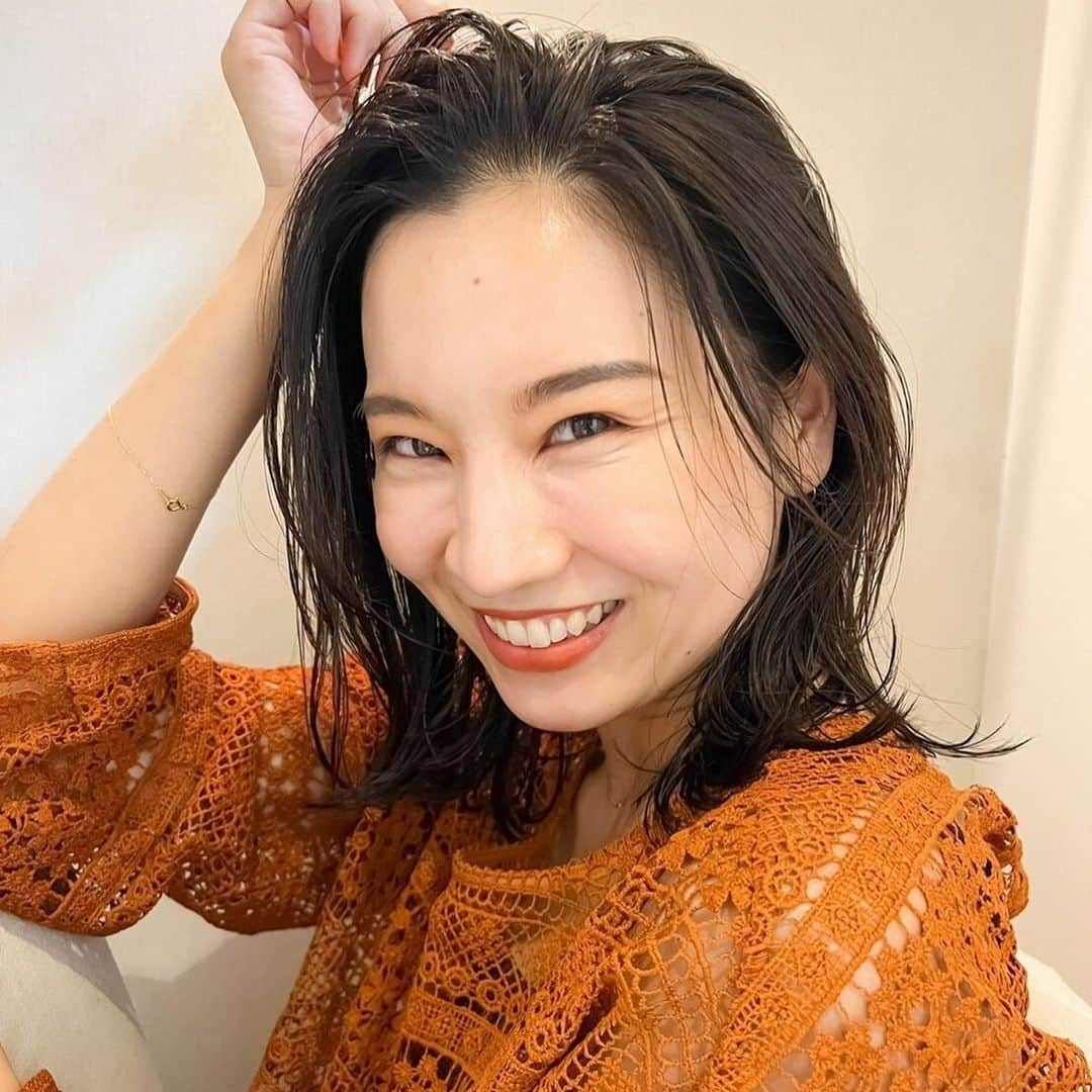 HAIRのインスタグラム：「. 「軽やかなミディアムヘア💚」 HAIR掲載スタイリスト:松川顕大  右下の保存でこんな時に便利！ ✔︎「この髪型で！」とオーダーするとき ✔︎「どんな髪型にしようかな〜」と考えるとき ✔︎「この人に切ってもらいたい！」が見つかったとき  ——————————————— HAIR公式Instagramでは… 「HAIR」に掲載の 40万枚以上のヘアスタイル写真を 2.8万人の登録スタイリストとHAIR編集部が厳選して紹介  あなたの「なりたい」を叶えるために、最新トレンドやオススメ商品の情報を毎日配信していきます @hair.cm  ——————————————— #ヘアスタイル #ミディアムヘア #前髪なし #前髪なしミディアム」