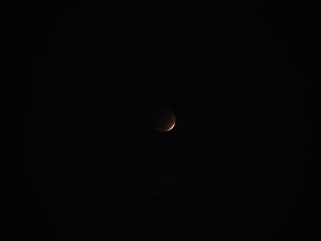 檜山沙耶さんのインスタグラム写真 - (檜山沙耶Instagram)「ほぼ皆既月蝕🌒 場所は違っても同じ月を眺められるなんて素敵なことですね☺︎ 今夜も暖かくしておやすみください💤 #皆既月蝕 #部分月食」11月19日 22時09分 - sayahiyama