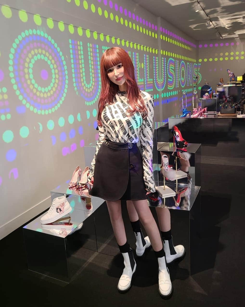のインスタグラム：「ᴄʜʀɪsᴛɪᴀɴ ʟᴏᴜʙᴏᴜᴛɪɴ 2022春夏コレクション🖤🤍 久々に高いヒールを履きたくなった👠💘 @louboutinworld #louboutinworld#christianlouboutin#ルブタン#2022collection」