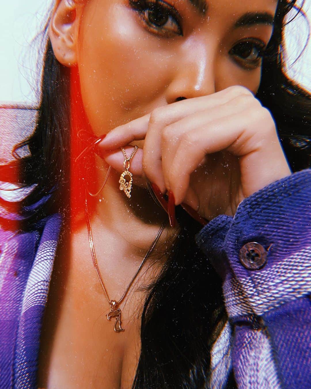 Minamiのインスタグラム：「@avalanche_goldandjewelry とのコラボジュエリーがオンラインにて 11/22 12:00発売！また買うタイミングになったらストーリーにリンクのせとくね。 カップルのペアネックレスってよくみるけどベスティーとのペアでつけれる可愛いペアネックレスないなーって思って、作っちゃった😇💔恋人はいったりきたりするけど、親友、Bestieは一生🤍そう思えるような大切なベスティーと付けてね。そしてさー私ともペア🙄がっちゃんこしよね💚  このタイミングでしか販売は考えてないからゲットするなら今だね💖  10Kゴールド ヘッドのみ：44,800円 ネックレスセット：71,800円（ネックレス45cm）片方のみでの販売はございません。」