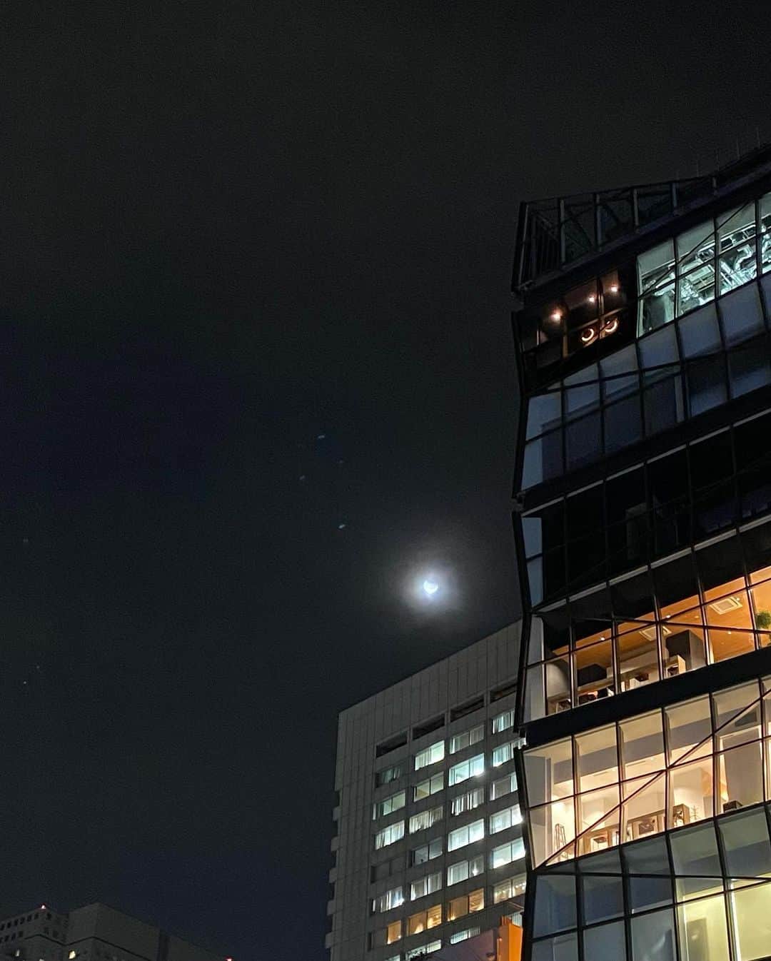 國本未華さんのインスタグラム写真 - (國本未華Instagram)「皆さんは月食見られましたか？ ほぼ皆既月食の瞬間は番組オンエア中でしたが、オンエア後には欠けた月を肉眼でとらえました。  次の月食はおよそ1年後です🌝🌚 #月 #月食 #満月の夜」11月19日 22時29分 - kunimoto_mika