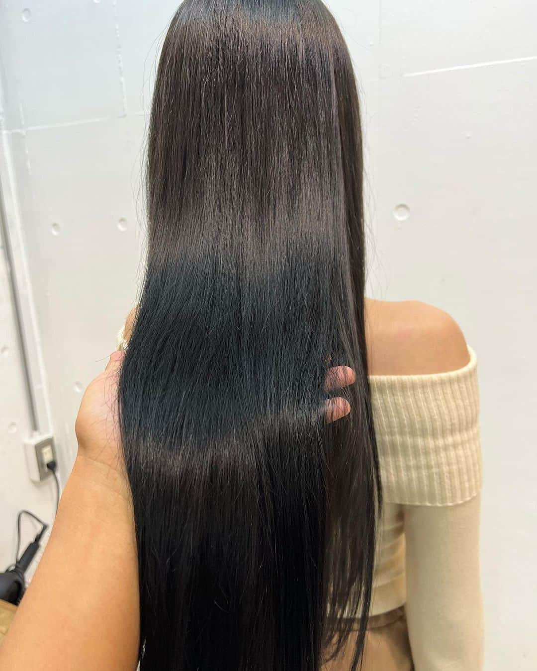 太田麻美さんのインスタグラム写真 - (太田麻美Instagram)「クーポラ表参道 @cupola_omotesando さんでヘアメンテ✨やっと行けました❤︎ 今回は久しぶりになってしまったので、最近髪の毛のダメージが気になっていましたが、最近お店に導入されたという【ヒト肝細胞トリートメント】をして頭皮から毛先までケアして、サラ艶に生き返りました✨✨ ヒト肝細胞は、病院や美容クリニックで使用されるとても高濃度だそうです✨ 1回のトリートメントでサラツヤになり驚きました❣️💯  カラーはいつも同じオーダーのアッシュ系を深めに入れていただきました✨  担当の @tatsuma23 さん本日も有り難うございました😊  #cupola #cupolaomotesando #hairstyle #hair #haircolor #hairsalon #美容室 #クーポラ #クーポラ表参道 #ヘアメンテ #艶髪 #ヒト肝細胞 #美容 #美容室 #ヒト肝細胞トリートメント #ロングヘア #ストレートヘア」11月19日 22時39分 - asami0523